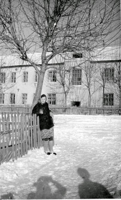 Во дворе дома 3 по улице 8 марта, 1960-е годы