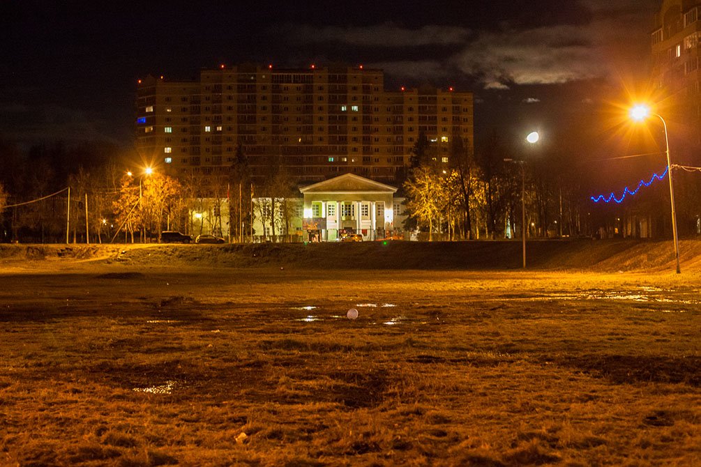ДК Ленина и громада дома по ул. Спортивной 12 лунной ночью, 2015 год