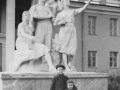 Маленькие горожане у ДК имени Ленина, 1970-е годы