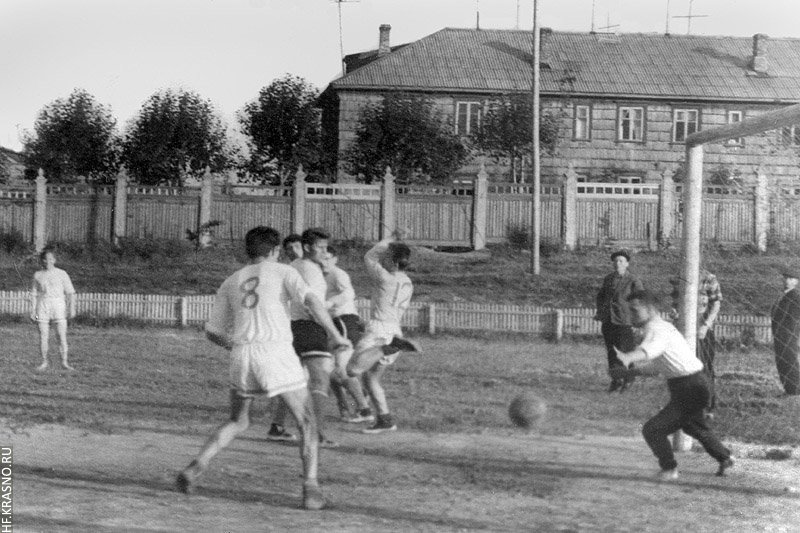 Футбольный матч, на заднем плане забор стадиона и дома на Стадионной улице, 1960-е годы