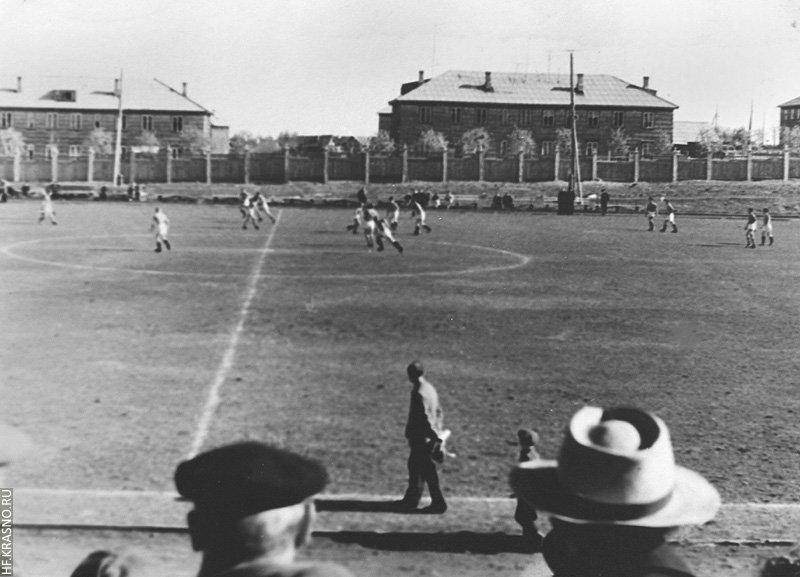 На трибунах стадиона Зенит во время всех футбольных матчей всегда было многолюдно, 1960-е годы