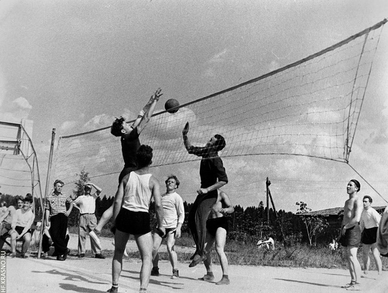 Любительские волейбольные матчи проводились почти каждый вечер, 1960-е годы