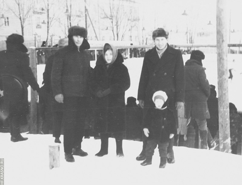Зимой на стадионе Зенит (на заднем плане хоккейная коробка на стадионе и дом №11 по проспекту Испытателей), 1970-е годы