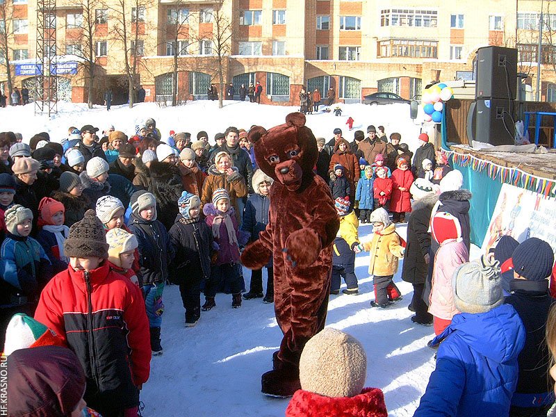 Проводы зимы на площади у ДК им. Ленина, 2004 год