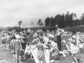 Городской пляж, на заднем плане слева вышка для прыжков в воду, 1950-е