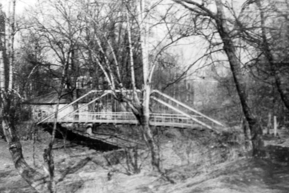 Подвесной мост через водоотводной канал, 1990-е годы