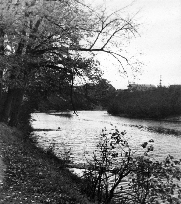 Река Воря около городской плотины, на заднем плане видны деревянные бараки, стоявшие на Краснофлотской улице, 1960-е годы