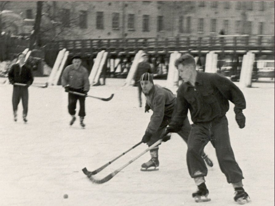 Хоккейный матч на льду Вори около Плотины, 1960-е годы