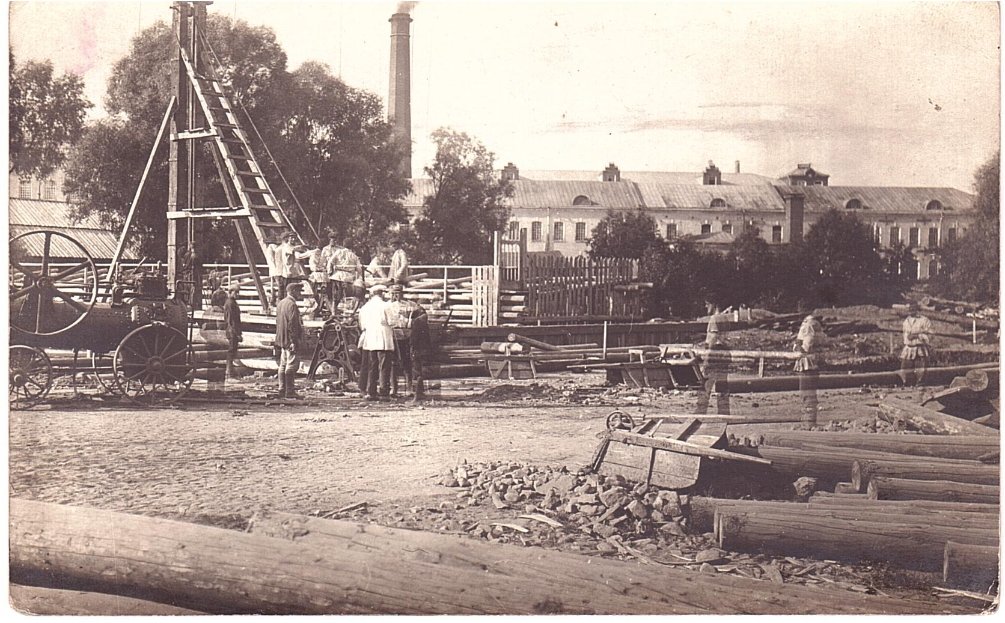 Строительство водоотводного канала на реке Воре около городской плотины, 1920 год