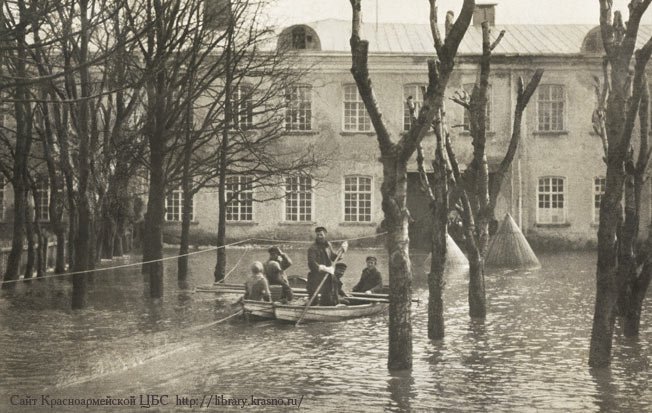 Около городской плотины, большой разлив реки весной 1910-х годов, на заднем плане Отбельная казарма (Заречный тупик, 4)