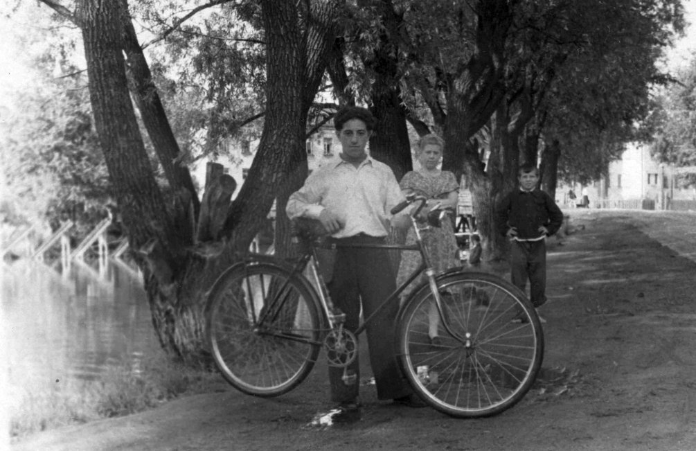 У городской плотины, 1960-е годы