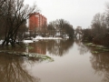 Река Воря около городской плотины, 2006 год, на заднем плане идет строительство домов на улице Чкалова № 5 и 9 (на месте Дома Миндера)