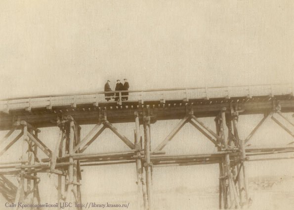 Горожане на "Болгарском" мосту через Ворю, предположительно 1950-е годы