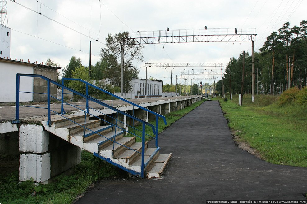 До 2009 года высокая пассажирская платформа на станции Красноармейск, построенная в 1994 году, не имела перил