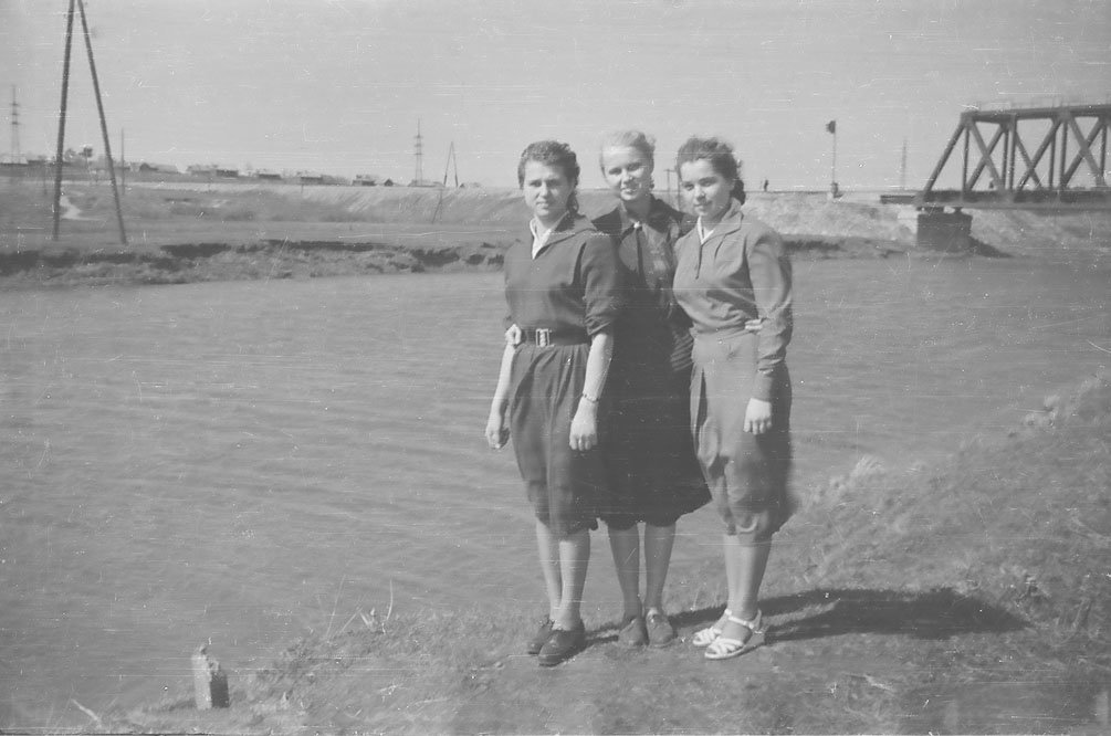 Горожане у моста новой линии широкой колеи через Ворю, 1960-е годы