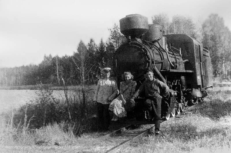 Паровоз у озера. На снимке справа машинист Бахурин В.Я., 1952 год