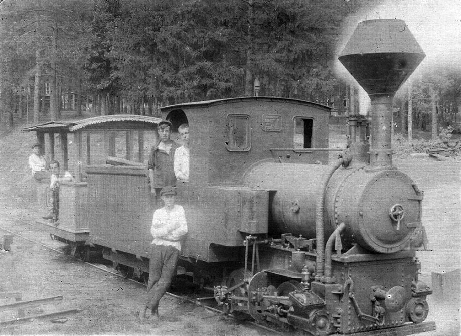 Железнодорожники с паровозом и вагоном для туристов, 1930-е годы