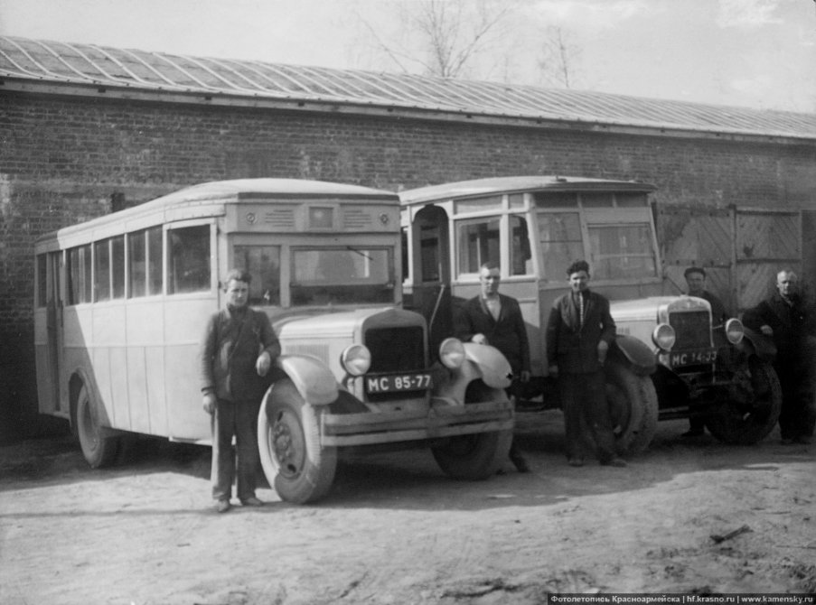 Гараж Софринского артиллерийского полигона (сейчас НИИ Геодезия), 1940-е годы, автобусы ЗИС-8 и АМО-4 с кузовом типа «Лейланд»