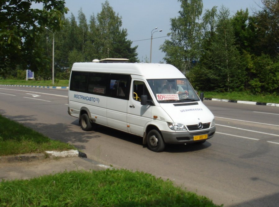 Маршрутное такси Mercedes Sprinter на проспекте Испытателей в Красноармейске, 2008 год