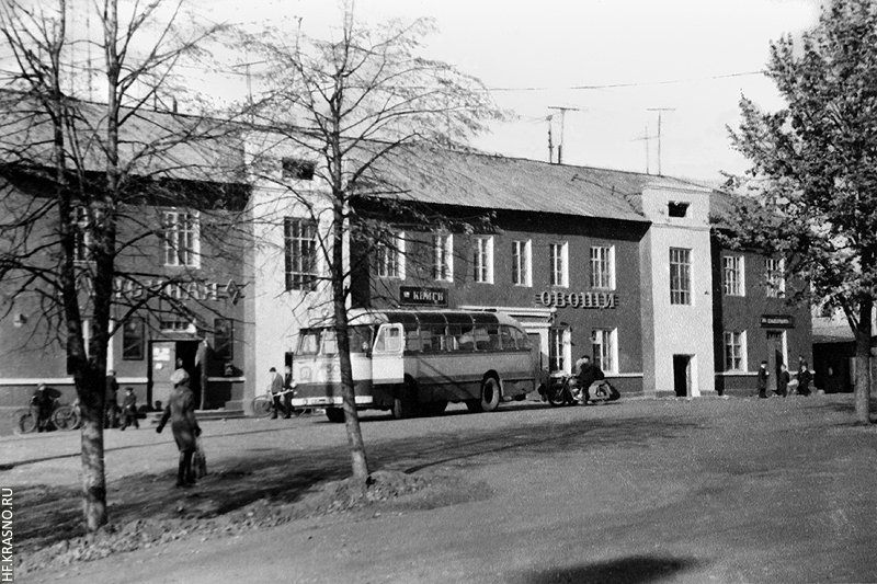 Автобус ЛАЗ-695 на конечной остановке в Красноармейске, 1960-е годы