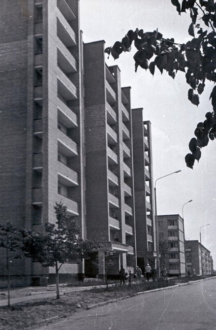 Улица Комсомольская и дом 17 в микрорайоне Северный, напротив школы №3, 1970-е годы