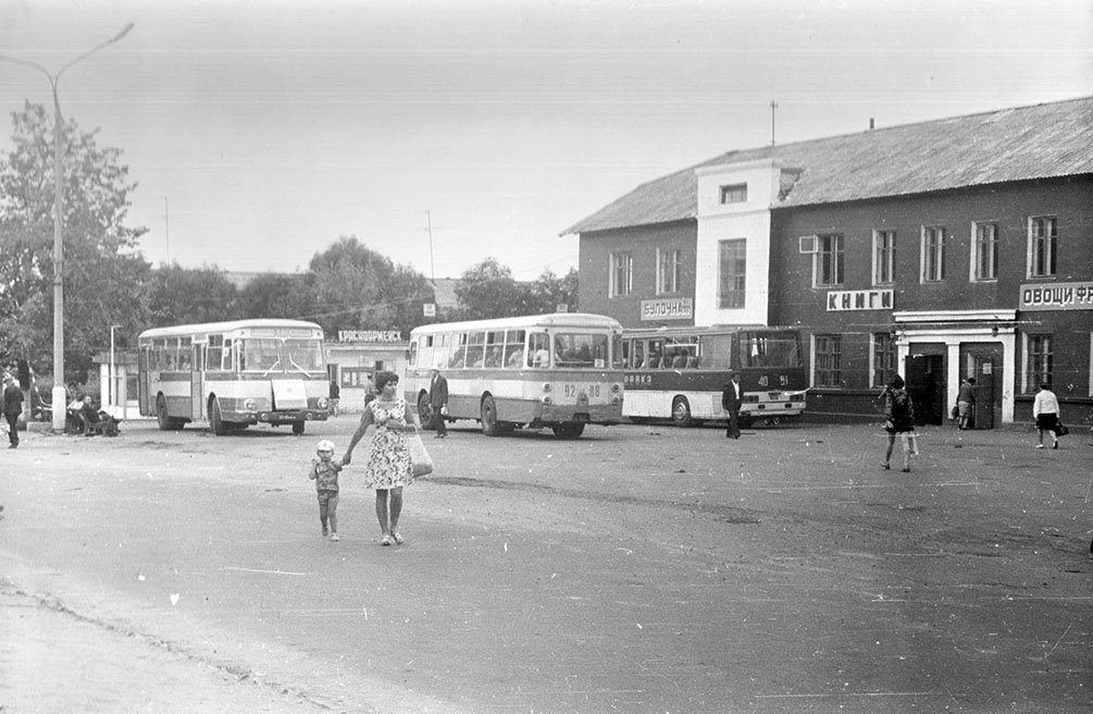 Конечная автобусов на проспекте Ленина, 1970-е годы