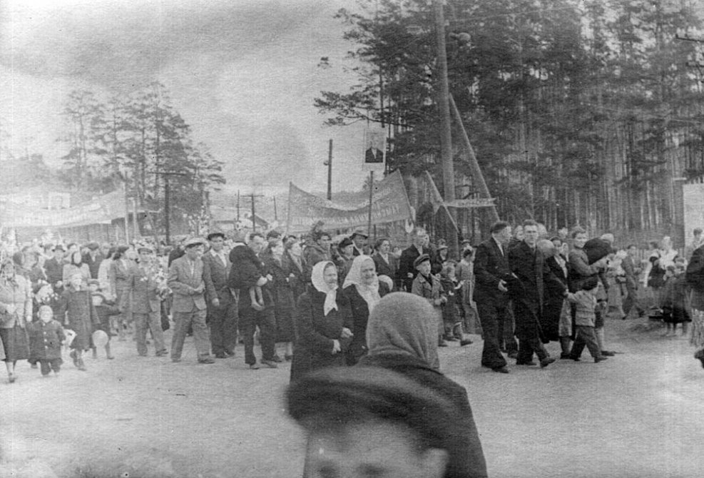 Первомайская демонстрация на улице Чкалова, 1950-е годы