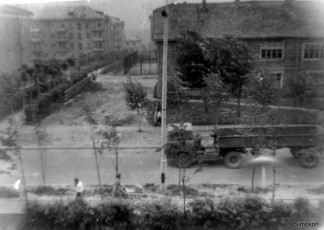 Справа контора УКС, на месте которой стоит кафе Воря, слева - дома на ул. Строителей, 1970-е годы