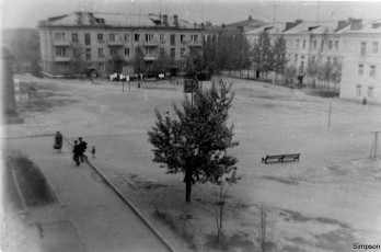 Двор дома №6 по Пионерской улице, на заднем плане дом №9 по проспекту Ленина и дом с колоннами, 1970-е годы