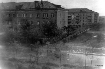 Справа дом №5А по Пионерской и дома на ул. Строителей, 1970-е годы