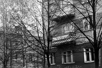 Праздничные лозунги вешались на балконах квартир на втором этаже во многих домах., 1980-е годы