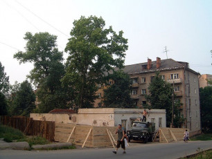 Демонтаж старого здания магазина перед строительством ТЦ, июль 2002 года