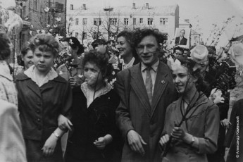 Праздничное шествие на ноябрьской демонстрации на проспекте Ленина, 1960-е годы