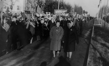 Демонстрация на проспекте Ленина, справа - Каменская Е.Ф., директор школы №3 и почетный гражданин Красноармейска, 1966 год