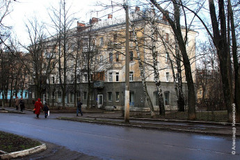 Дом №10 по Комсомольской улице с продуктовым магазином, который называли "Старый", 2006
