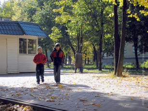 Осень на Комсомольской, аллея около дома №4, октябрь 2005 года