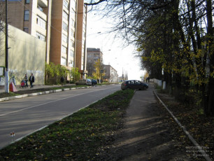 На пешеходной дорожке у школы №3. Октябрь 2008 года