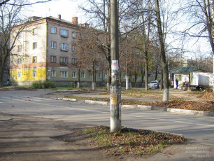 Перекресток Комсомольской и Горького, на заднем плане дом №15, 2008 год