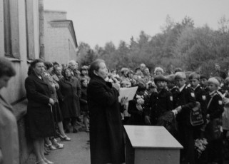 Торжественная линейка в школе №3 на 1 сентября 1985 года, выступает директор школы Каменская Екатерина Филипповна