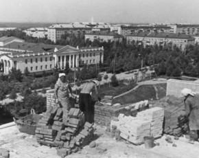 Строительство дома №18 микрорайона Северный, на заднем плане виден ДК Ленина и ворота на стадион, 1970-е годы