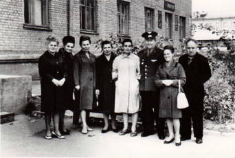 Встреча группы "Поиск" из школы №2 с командиром полка, в котором служили летчики самолета ТБ-3, разбившиеся в 1941 году и захороненные на красноармейском кладбище. Около гостиницы Комсомольская 9, 1966 год.