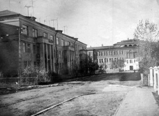 Комсомольская улица, на заднем плане "дом с колоннами" и школа №2, 1950-е годы