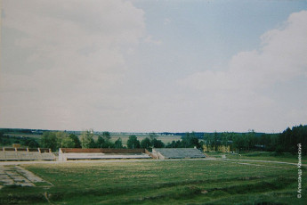На заднем плане - строительство стадиона. Желтый ангар слева - новая лодочная станция, 1990-е годы