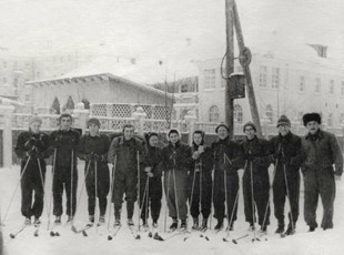 Лыжники перед стартом на заднем дворе Дом пионеров Красноармейска на улице Горького, 1970-е годы