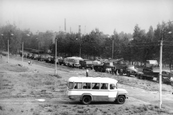 На снимке Центральная улица, идет прокладка кабеля АТС НИИ Геодезия, на заднем плане видно место, где располагались въездные ворота на территорию полигона. 1980-годы.
