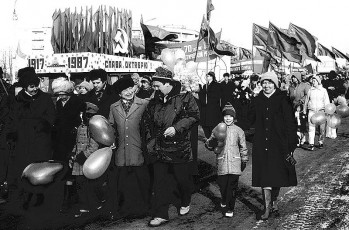 Демонстрация на Восточной улице в Красноармейске, 1970-е годы