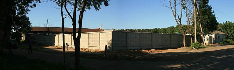 Пожарное депо фабрики КРАФ разрушено и на его месте забор, июнь 2007 года