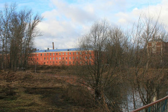 Казармы фабрики КРАФ (Вознесенской мануфактуры) и река Воря, декабрь 2006 год