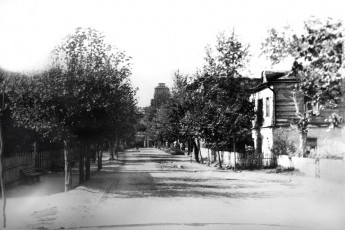 Вид на улицу Свердлова к фабричным воротам, справа «учительский» дом, 1930-е годы Вид на улицу Свердлова к фабричным воротам, наши дни