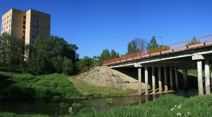 Мост через Ворю, на снимке видны основания старого моста, 2007 год